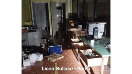 'Salviamo il liceo Gullace', il quartiere si mobilita per la scuola distrutta dagli incendi