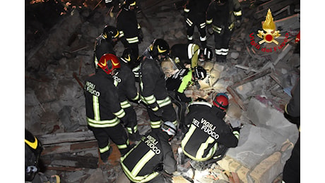 Crolla palazzina a Sessa Aurunca, 4 persone estratte vive dalle macerie