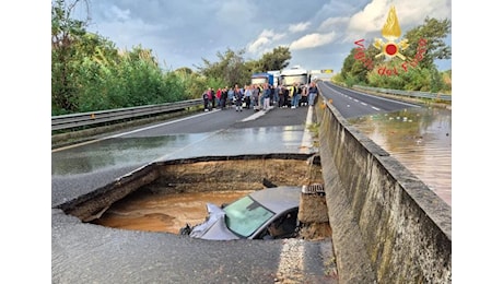 Maltempo in Calabria: auto finisce in voragine a Lamezia Terme, le immagini shock