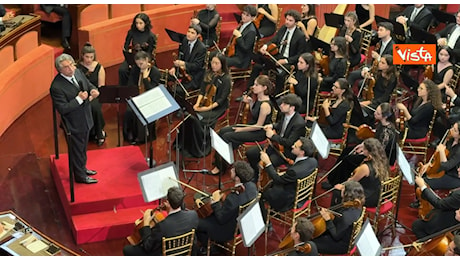 Riccardo Muti interrotto dagli squilli durante il concerto di Natale in Senato, il maestro: «Stutatelo sto telefono» VIDEO