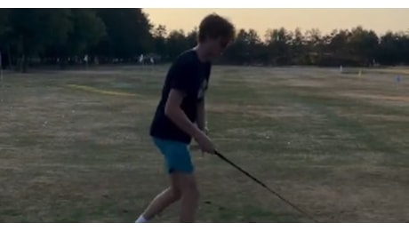 Jannik Sinner gioca a golf, spunta un video sconcertante: eccolo all'opera