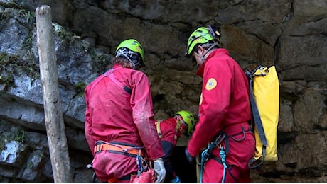 Bueno Fonteno, per la speleologa bloccata è iniziata la risalita: «Ma mancano 2 chilometri di grotta e 40 ore». E il medico: «Parla poco, sembra un po' demoralizzata»