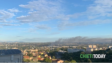 Ancora attivo l’incendio a Chieti Scalo, scuole e università chiuse, si attendono i risultati sull’aria