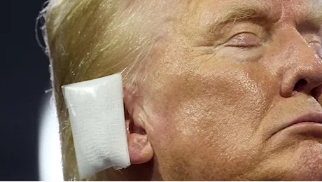 Orecchio destro bendato e occhi lucidi: la prima apparizione di Trump dopo l’attentato al grido di «Fight! Fight! Fight!»