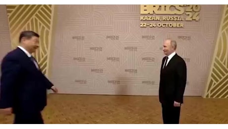 Occidente: La Russia è isolata, ma ai Brics Putin accolto da Cina, India, Sudafrica e persino Guterres dell'Onu - VIDEO