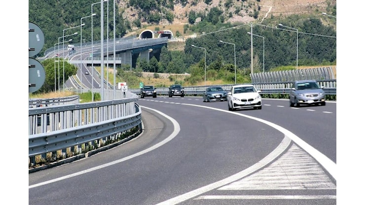 Stangata d’agosto: aumentano i pedaggi in autostrada. Il governo litiga, gli italiani pagano · LaC News24 - LaC News24 Stangata d’agosto: aumentano i pedaggi in autostrada. Il governo litiga, gli italiani pagano · LaC News24 - LaC News24