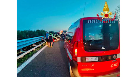 Autostrada del Sole: moto contro auto, due feriti