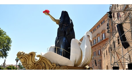 Una gigantesca statua d’oro di Santa Rosalia con in mano una rosa rossa: a Palermo è tutto pronto, va in scena il Festino