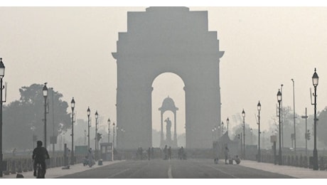 New Delhi, la Porta dell’India inghiottita dallo smog: le immagini