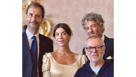 Fiorello scatenato canta al matrimonio della figlia Olivia.