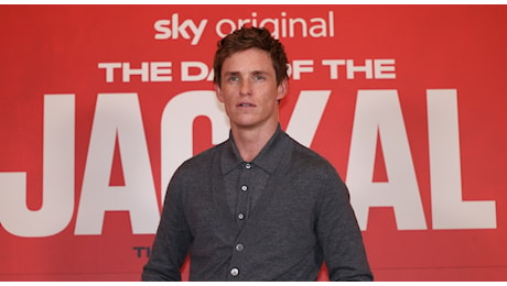 Eddie Redmayne versione sicario in “The Day of the Jackal”: «Un personaggio spietato, ma con una sua umanità»