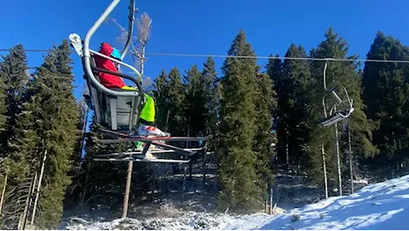 Cade dalla seggiovia al Pora, bambino di 7 anni salvato dalla neve - Foto e video