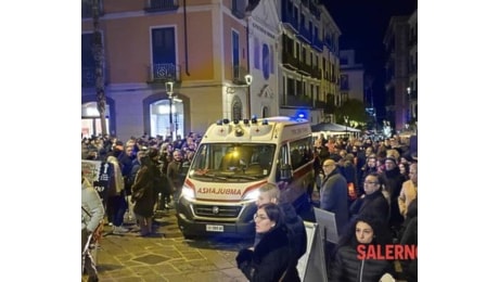 Festa in centro a Salerno: concerto per Pino Daniele, donna colta da malore al ristorante