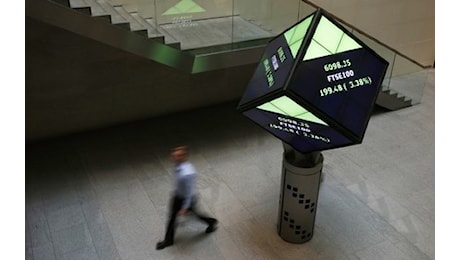 Il FTSE 100 è in rialzo e la sterlina balza sulle speranze tariffarie