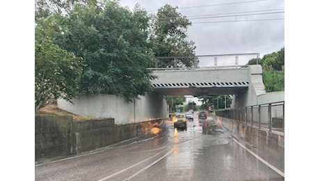 Piove ancora forte in Romagna. Allagamenti sul litorale di Rimini, ristagni d’acqua nei campi, fiumi osservati speciali