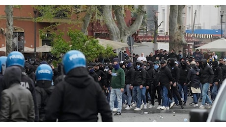 Scontri prima del derby a Roma, tifosi dispersi con idranti
