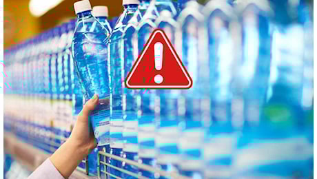 Allarme acqua minerale, marca famosa ritirata dai supermercati: in molti si sono sentiti male | Il Ministero chiede l'interruzione
