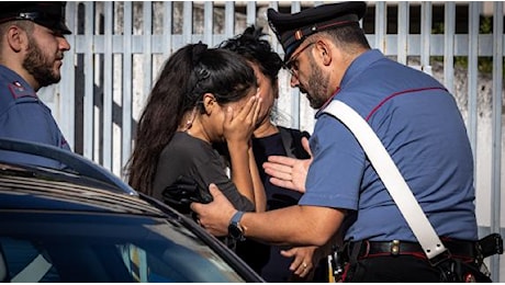 Sgombero ex hotel Cinecittà a Roma: perquisizioni e controlli tra le lacrime degli occupanti