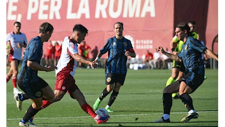 Latina calcio in campo contro la Roma. A Trigoria finisce 6-1 per i giallorossi