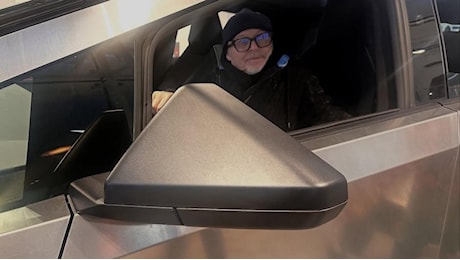 Vasco Rossi sul Tesla Cybertruck per influenzarvi